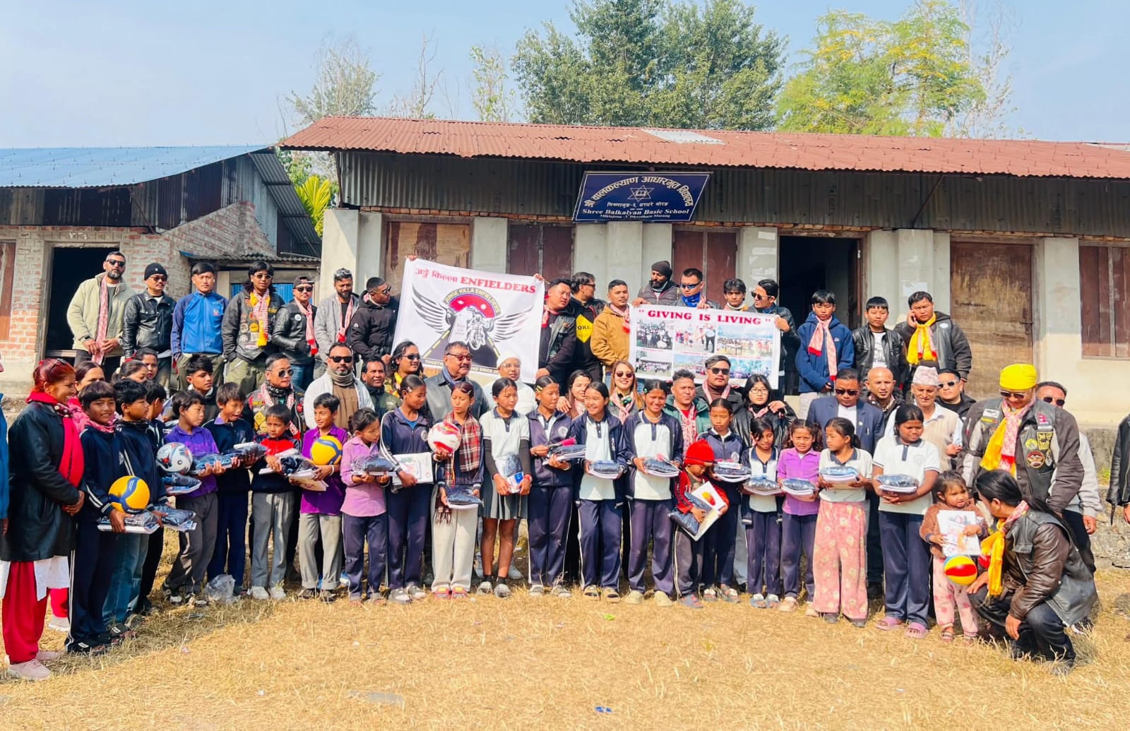 मिक्लाजुङका १०५ विद्यार्थीलाई जङ्गे किल्ला एनफिल्डर्सद्वारा ट्रयाकसुट तथा शैक्षिक सामग्री वितरण